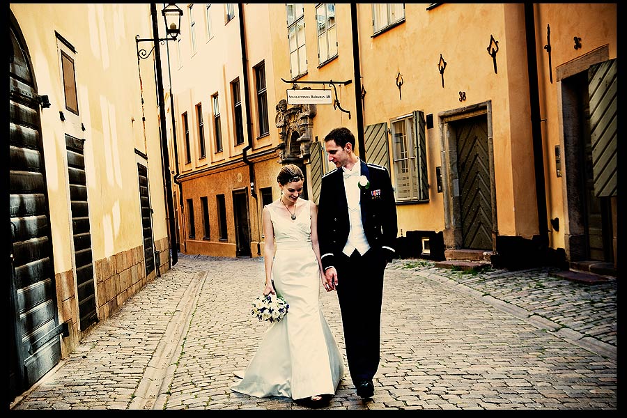 Старинный центр Стокгольма Gamla Stan - идеальное место для постановочной свадебной фотографии.