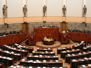 В финском парламенте все желающие могут прийти не только на экскурсию, но и на пленарное заседание. На входе никого не принуждают выворачивать сумки и не гоняют сквозь металлоискатели.