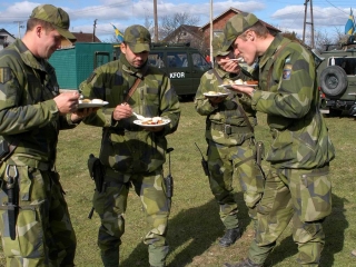 Война - войной, а обед по расписанию.
