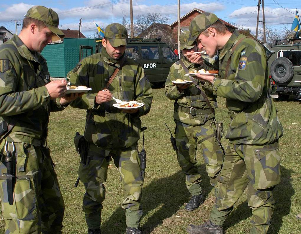 Война - войной, а обед по расписанию.
