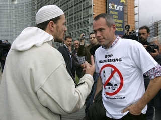 Большое беспокойство вызывают столкновения между представителями коренного населения и иммигрантами, а также исчезновение ценностей, свойственных демократическому обществу.
