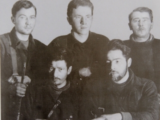 Норвежско-русская разведывательно-диверсионная группа Алексея Ершова (справа в нижнем ряду).  В верхнем ряду слева и справа: Рикард Йохансен и Оскар Йонсен.  (фото Р.Адагамов)