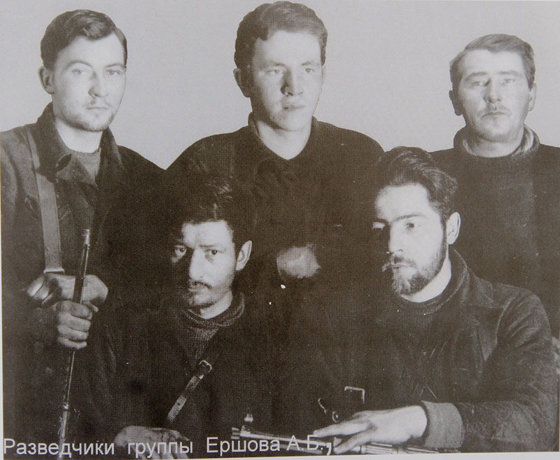 Норвежско-русская разведывательно-диверсионная группа Алексея Ершова (справа в нижнем ряду).  В верхнем ряду слева и справа: Рикард Йохансен и Оскар Йонсен.  (фото Р.Адагамов)