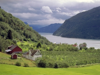 Согнефьорд (Sognefjord) - самый длинный фьорд в мире: простирается вглубь суши на 204 км.