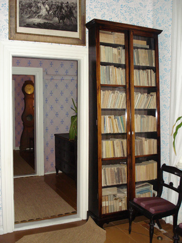 Книжный шкаф в доме-музее Рунеберга (фото Е.Дорофеевой)