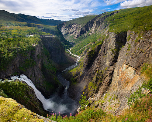 Глубочайшим фьордом в мире считается норвежский Согне-фьорд (Sognefjord) в Норвегии.
