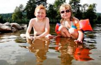 Дети играют в воде